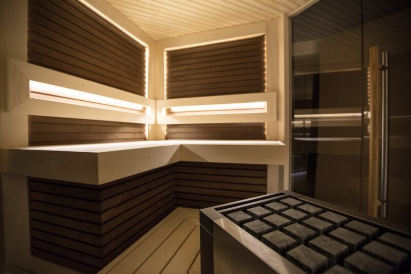 Innenansicht einer Sauna in einer Kombination aus dunklem und hellem Holz