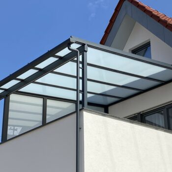 Terrassenüberdachung plus Balkonverglasung als Windschutz 1. OG.