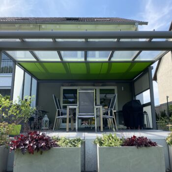 Terrassendach inkl. Unterdachmarkise in frischem Grün plus integrierter Regenrinne.
